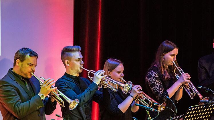 Kurzweiliges Programm auf hohem Niveau: Die Bigband der Hochschule Coburg unter Leitung von Ralf Probst sowie junge Gesangstalente aus der Region beeindruckten zahlreiche Zuhörer im Kongresshaus Rosengarten.Foto: Jochen Berger
