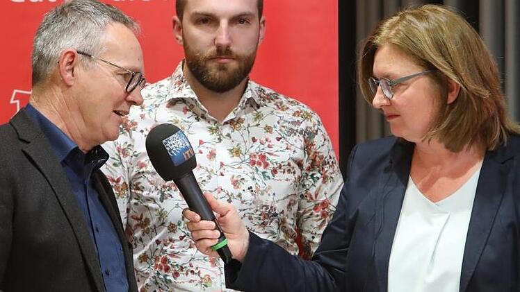 Tageblatt-Redakteurin Simone Bastian im Gespräch mit den Gegnern einer Rosengartenbebauung Marten Beck (Anwohner) und Toni Münster ("Rettet den Rosengarten") Foto: Barbara Herbst