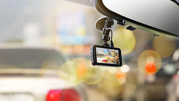 Bei Unfällen können Dashcams wichtige Video-Beweise liefern. Symbolfoto: Pakornpop/Adobe Stock