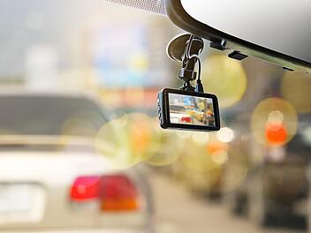 Bei Unfällen können Dashcams wichtige Video-Beweise liefern. Symbolfoto: Pakornpop/Adobe Stock