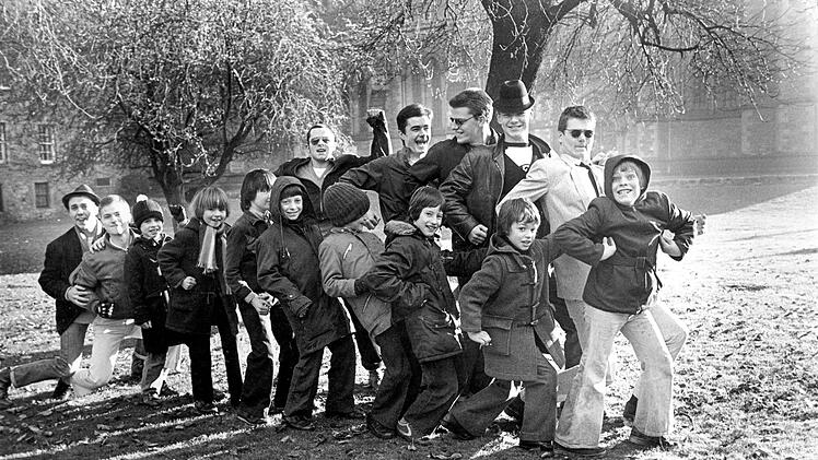 "Ministerium für albernes Gehen": Nicht nur Monty Python trugen mit diesem Begriff zur Popkultur bei, die Londoner Band Madness brachte ihn Anfang der 80-er auch unters Volk - und übten ihn mit Schulkindern.