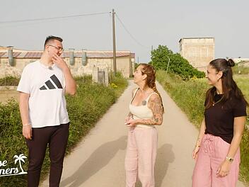Danni Büchners (Mitte) Kinder Volkan und Jada können nicht fassen, dass sie sich für ein Männermagazin ablichten lässt.