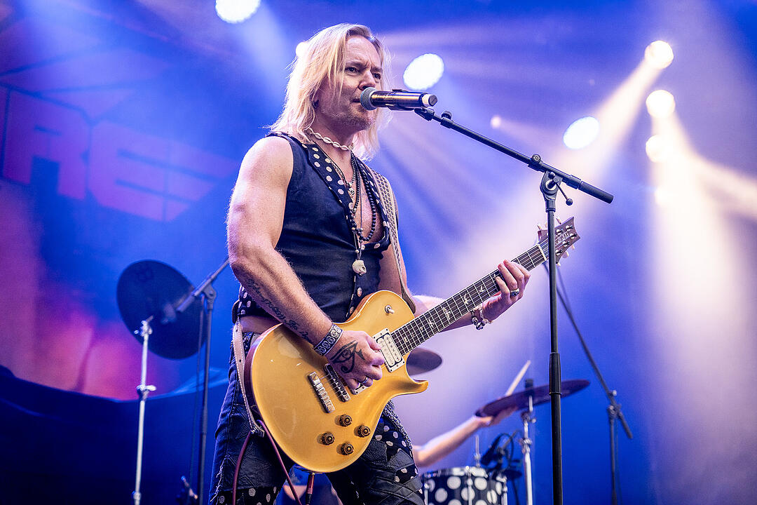 An die 2000 Besucher feierten die Rockmusik!