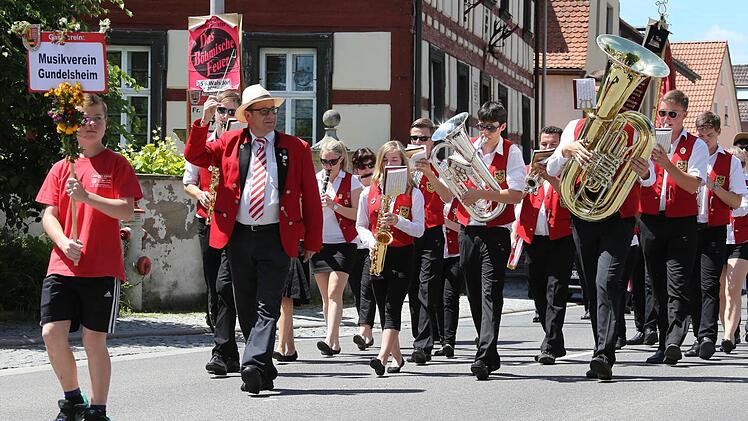 Der Musikverein Gundelsheim beteiligte sich wie auch 27 weitere Gruppen am Festumzug beim Kreismusikfest in Walsdorf.  Fotos: Matthias Hoch/ Dieter Grams