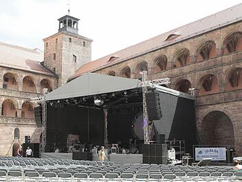 13 Mal 11 Meter misst die Bühne im Schönen Hof. Auf ihr spielen ab Mittwoch bei den diesjährigen Plassenburg-Open-Airs: "Echoes", Thees Uhlmann und Band, Comedian Bembers, die Spieder Murphy Gang sowie Dirigientin Ljubka Biagioni zu Guttenberg mit ihrem Orchester Sofia Symphonics. Foto: Jochen Nützel