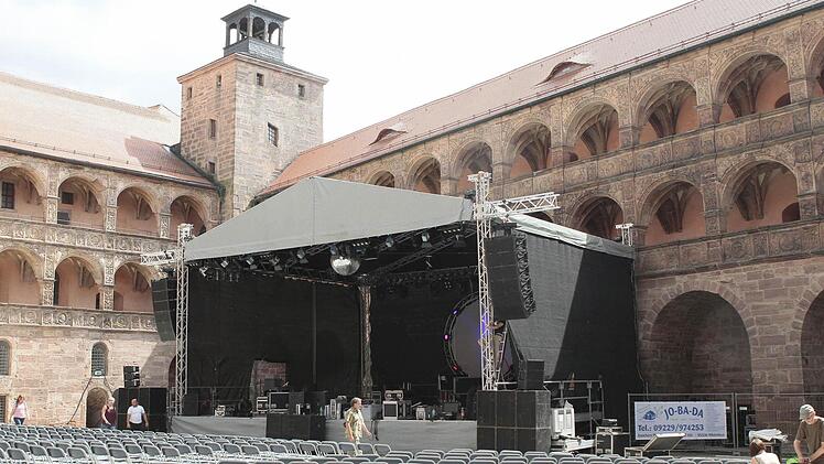 13 Mal 11 Meter misst die Bühne im Schönen Hof. Auf ihr spielen ab Mittwoch bei den diesjährigen Plassenburg-Open-Airs: "Echoes", Thees Uhlmann und Band, Comedian Bembers, die Spieder Murphy Gang sowie Dirigientin Ljubka Biagioni zu Guttenberg mit ihrem Orchester Sofia Symphonics. Foto: Jochen Nützel