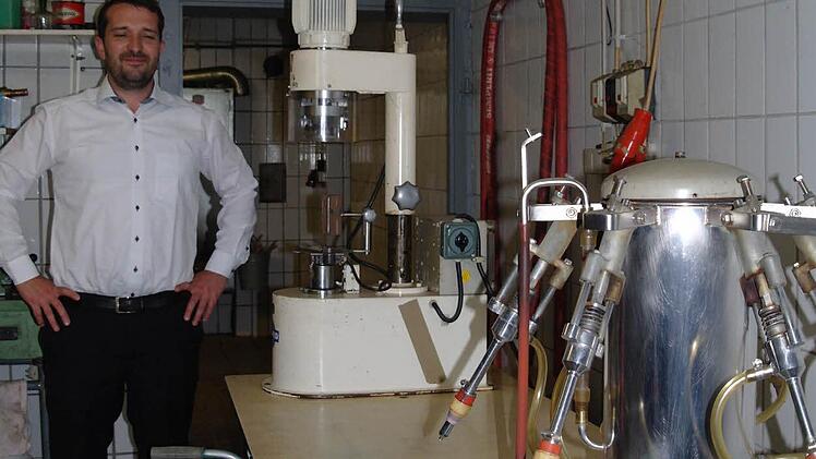 Vorne: die Abfüllanlage für Hagebuttenwein. Mit der hintern Maschine werden die Verschlüsse auf die Flaschen gedreht. Das alles geschieht im Team und in Handarbeit.  Foto: Stephanie Elm