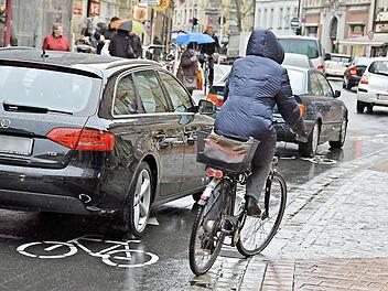 Fragwürdige Neugestaltung: Die Anfang 2015 geschaffene Auspflasterung zwängt 14 000 Auto- und Radfahrer auf eine vier Meter breite Engstelle in der Langen Straße.  Fotos: R. Rinklef