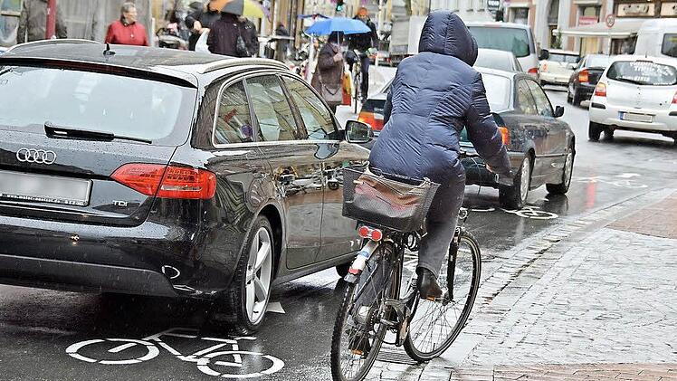 Fragwürdige Neugestaltung: Die Anfang 2015 geschaffene Auspflasterung zwängt 14 000 Auto- und Radfahrer auf eine vier Meter breite Engstelle in der Langen Straße.  Fotos: R. Rinklef