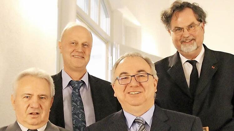Für jahrelanges ehrenamtliches Engagement verlieh Bürgermeister Gerald Brehm (hinten links) Johann Cach, Robert Mirschberger und Ulrich Wustmann (von links) die Ehrenmedaille der Stadt.  Foto: Andreas Dorsch