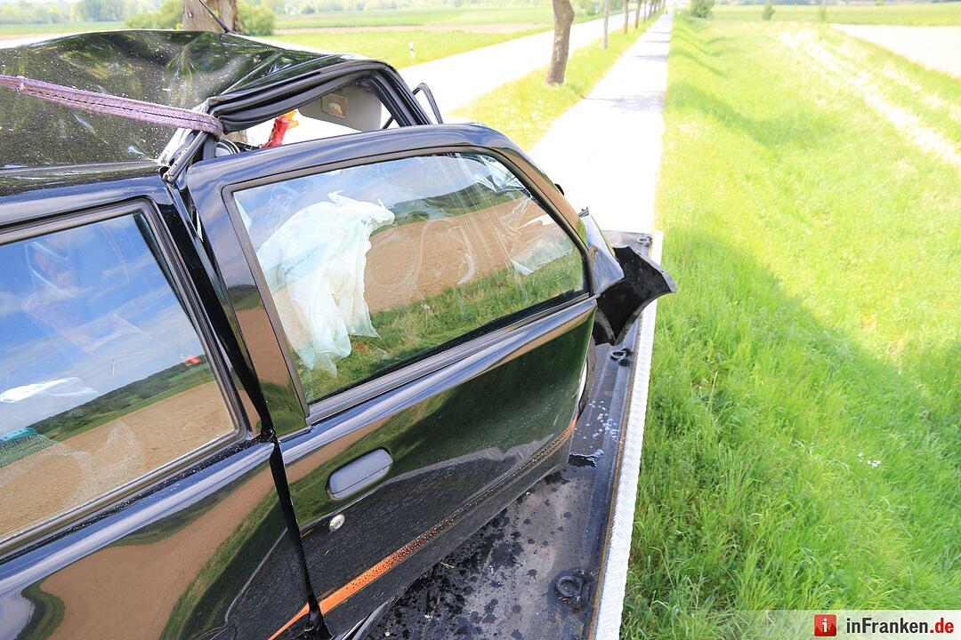 Gegen Baum geprallt: Junge Frau bei Michelau schwer verletzt