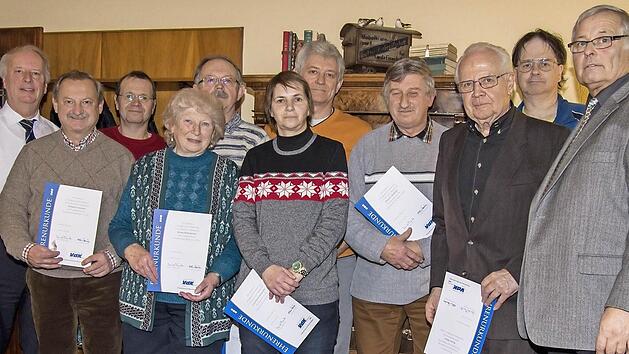 Urkunden erhielten die treuen Mitglieder von Kreisvorsitzendem Heinz Wittmann (li.) und Ortsvorsitzendem Günter Meidel (re.). Foto: Hartmut Klamm