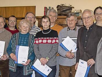 Urkunden erhielten die treuen Mitglieder von Kreisvorsitzendem Heinz Wittmann (li.) und Ortsvorsitzendem Günter Meidel (re.). Foto: Hartmut Klamm