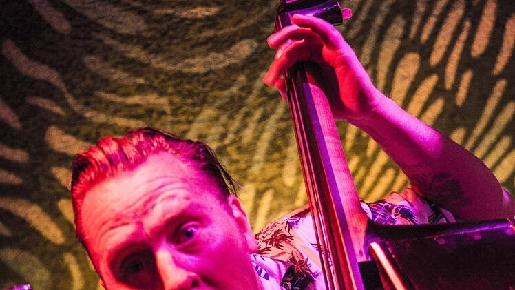 Carl Baker aus Australien von der Band "The Booze Bombs" aus dem Schwarzwald