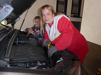 Carmen Gelbhardt ist Kraftfahrzeug-Mechatronikerin  . Foto: Heidi Amon