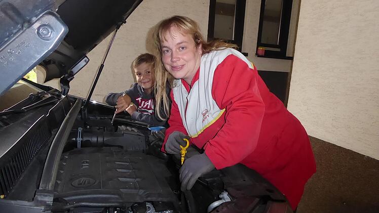 Carmen Gelbhardt ist Kraftfahrzeug-Mechatronikerin  . Foto: Heidi Amon