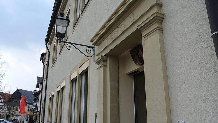 Klare Fronten: Mit dem Einbau der neuen Rampe wurde auch die Gewandung für die Türe neu versetzt; jetzt schließt der Sturz der Türe mit den Fensterstürzen ab. Ein schönes harmonisches Bild.