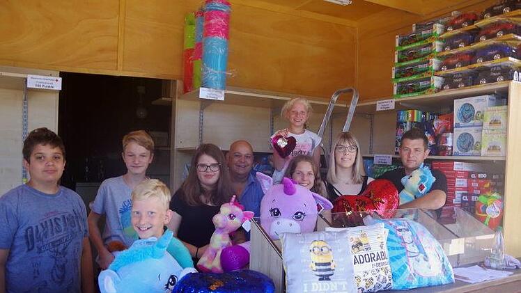 Ehrenamtsmanager Ralf Schmidt (rechts) freut sich über viele tüchtige  Helfer beim Einräumen des BRK-Glückshafens.   Heike Schülein