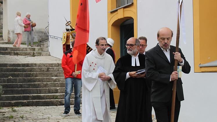 Nach dem Festgottesdienst mit dem katholischen Pfarrer Christian Kaiser, dem evangelischen Pfarrer Thomas Bruhnke und dem Pastor der Evangelisch-Freikirchlichen Gemeinde Dirk Zimmer Foto: Carmen Schwind