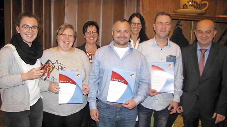 Ehrungen beim Musikverein Beiersdorf, Foto links (von links): vorne: Lea Kramer, Lisa Lesch, Stefan Kramer, Frank Dressel und Thomas Kolb, hinten: Stephanie Kramer und Alexandra Loos-Arndt; Foto rechts (von links): Stephanie Kramer, Michael Sollmann, Ronald Friedrich, Luca Bergner, Thomas Kolb, Bezirksvorsitzender des Nordbayerischen Musikbunds  Fotos: Martin Koch