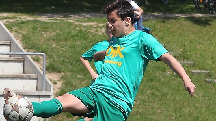 Caius Constantinescu und die U15 der DJK Don Bosco Bamberg müssen nach der Niederlage im Relegationsspiel gegen die SpVgg Landshut den Gang in die Bezirksoberliga antreten. sportpress