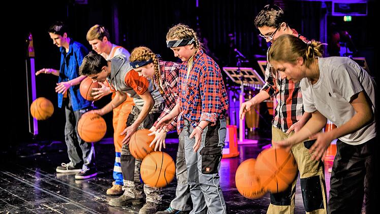Mitglieder des Ensembles Kiss-Percussiva machen Musik mit Basketbällen.