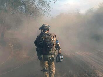 Der ukrainische K&uuml;nstler und Filmemacher Dmytro Dokunov dokumentiert nicht nur das Grauen des Krieges, sondern vor allem, wie sich seine Innenwelt ver&auml;ndert.