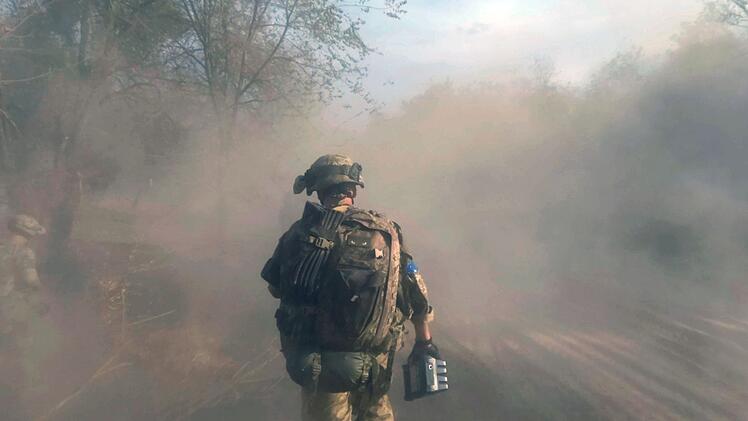 Der ukrainische K&uuml;nstler und Filmemacher Dmytro Dokunov dokumentiert nicht nur das Grauen des Krieges, sondern vor allem, wie sich seine Innenwelt ver&auml;ndert.