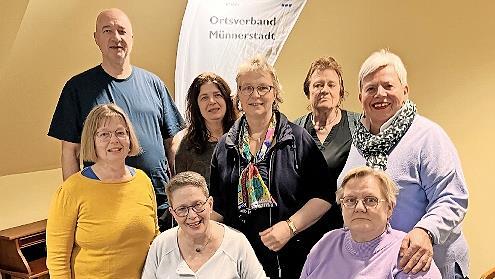 Das neue Vorstandsteam des OV M&uuml;nnerstadt: vorne Brigitte Hammelmann, Heidemarie Eiling, dahinter Karin Fischer, Udo Ritter, Alexandra Hein, Anette Federlein, Renate Clarkson, Sabine Kl&ouml;ffel. Es fehlt Sonja Johannes.