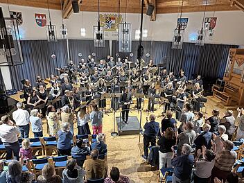 Schlussapplaus nach dem Konzert &bdquo;Von gro&szlig;en und kleinen Helden&ldquo;.