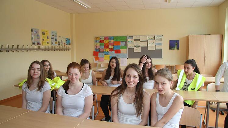 Im neuen Trakt macht sogar das Probesitzen im Klassenzimmer Spaß: Die Schüler genießen die helle und freundliche Atmosphäre. Bislang war die Ganztagesbetreuung im Keller der Carl-von-Linde-Realschule untergebracht. Foto: Sonja Adam