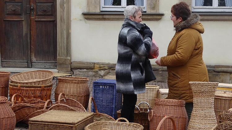 Schauen und Freunde treffen - zwei Gründe, warum sich viele Besucher am Sonntag auf den Weg zum Markt nach Ebern gemacht haben.