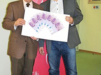 Peter Jacobi übergibt Dietmar Schaffer die Spende.  Foto: Astrid Hess