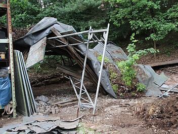 Das eingestürzte Gerüst am Unfallort in Neustadt  Foto: Michael Stelzner