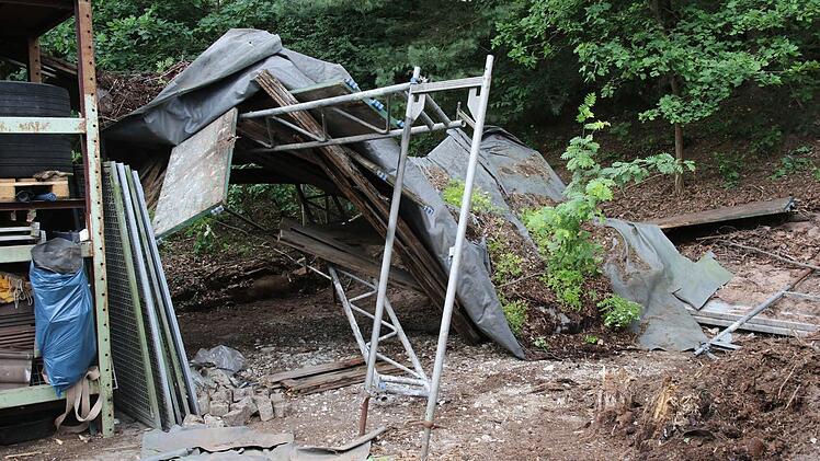 Das eingestürzte Gerüst am Unfallort in Neustadt  Foto: Michael Stelzner