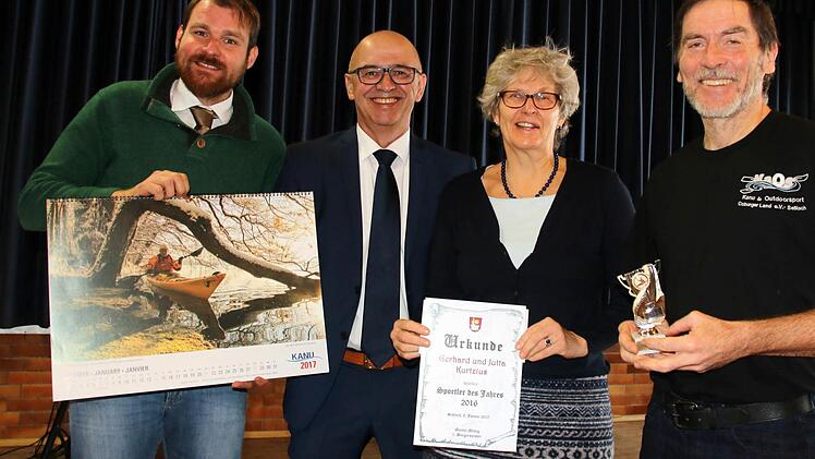 Als Seßlachs Sportler des Jahres 2016 zeichneten Bürgermeister Martin Mittag und sein Stellvertreter Wolfgang Pfister (von links) die Kajakfahrer Gerhard und Jutta Kurtzius aus. Mit einem passenden Kalender versuchten die Beiersdorfer, dem Stadtoberhaupt Lust auf ihre Sportart zu machen. Foto: Bettina Knauth