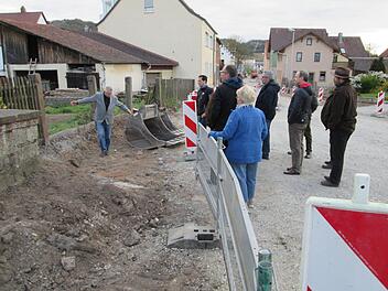 Bürgermeister Peter Hart (links) erläutert dem Gemeinderat bei einer Ortsbesichtigung die Details des Um- und Ausbaus.  Foto: Winfried Ehling