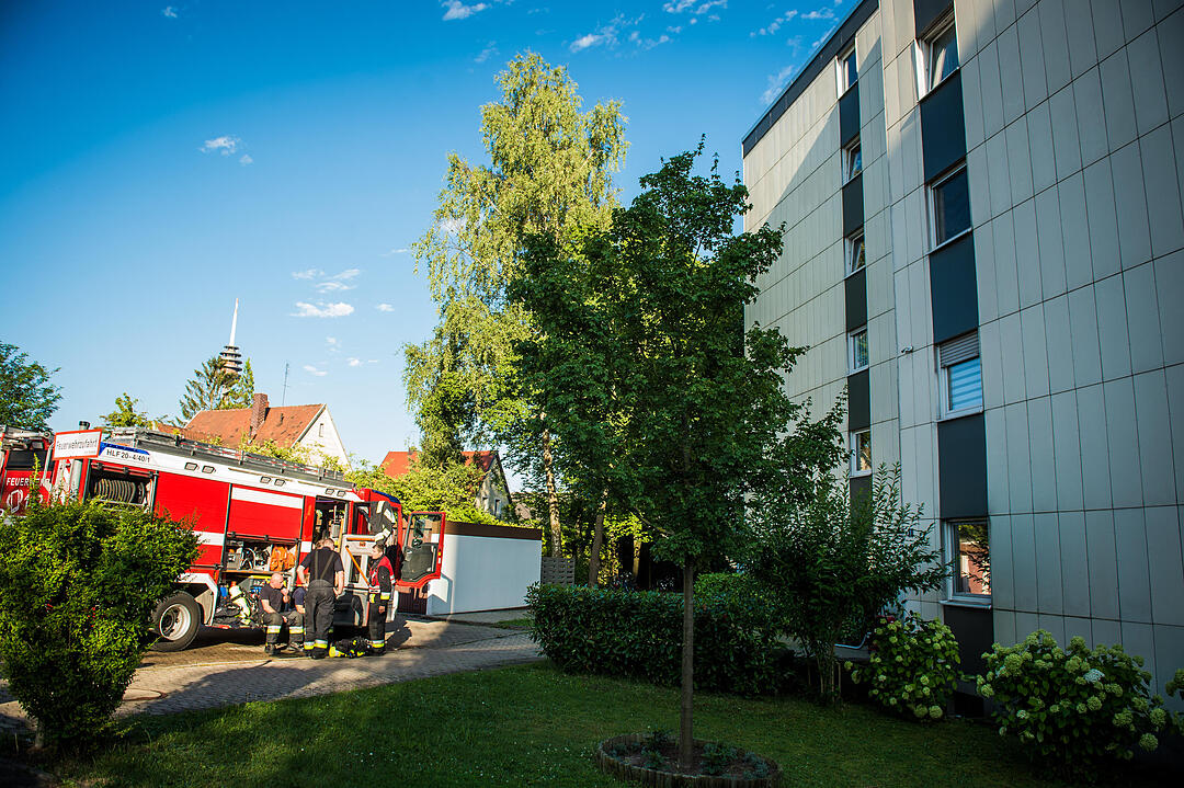 Einsatzkräfte haben in Nürnberg bei Löscharbeiten einen schrecklichen Fund gemacht: Im Schlafzimmer einer Wohnung in Neuröthenbach fanden sie eine verkohlte Leiche.