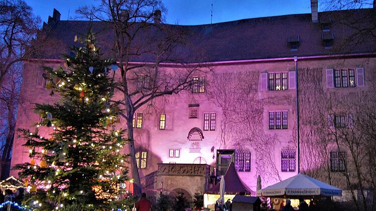 Im festlich illuminierte Schloss Aschach hat am Wochenende die Aschacher Schlossweihnacht eröffnet. Auch am nächsten Wochenende besteht die Möglichkeit den besonderen Weihnachtsmarkt zu besuchen. Foto: Sigismund von Dobschütz