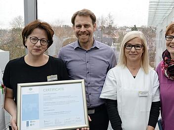 Das Ern&auml;hrungsteam am Klinikum Forchheim mit dem Zertifikat (v.&nbsp;l.): Waltraud Kr&ouml;ner, Elisabeth Dewald, Sven Oelkers, Petra Thomas und Sabine Lamprecht  Foto: Franka Struve