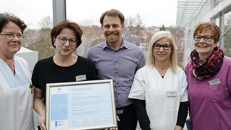 Das Ern&auml;hrungsteam am Klinikum Forchheim mit dem Zertifikat (v.&nbsp;l.): Waltraud Kr&ouml;ner, Elisabeth Dewald, Sven Oelkers, Petra Thomas und Sabine Lamprecht  Foto: Franka Struve