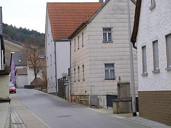 Die  enge Ortsdurchfahrt von Wirmsthal war eines der Themen bei der Bürgerversammlung in Wirmsthal. Obwohl es sich hier wohl kaum anbietet, klagten Anwohner, dass in der Straße  oft gerast wird.Gerd Schaar