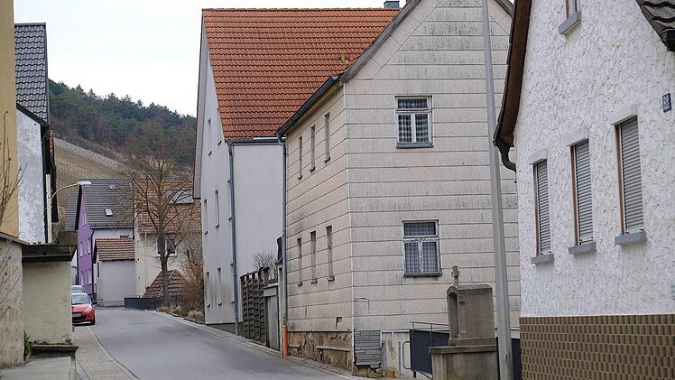 Die  enge Ortsdurchfahrt von Wirmsthal war eines der Themen bei der Bürgerversammlung in Wirmsthal. Obwohl es sich hier wohl kaum anbietet, klagten Anwohner, dass in der Straße  oft gerast wird.Gerd Schaar