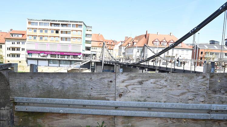 Eine Absturzsicherung aus Sperrholzplatten und Leitplanken mitten in der Welterbe-Stadt Bamberg. Foto: Ronald Rinklef