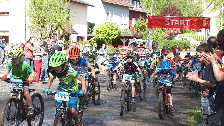 Die Jugendlichen der Altersklasse U9 legten gleich vom Start weg ein großes Tempo vor. Foto: Alfred Thiert