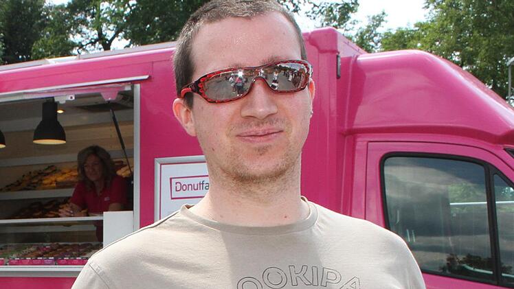 Daniel Fojer aus Lichtenfels nahm sich noch einen Karton Donuts mit nach Hause. Foto: Sonny Adam