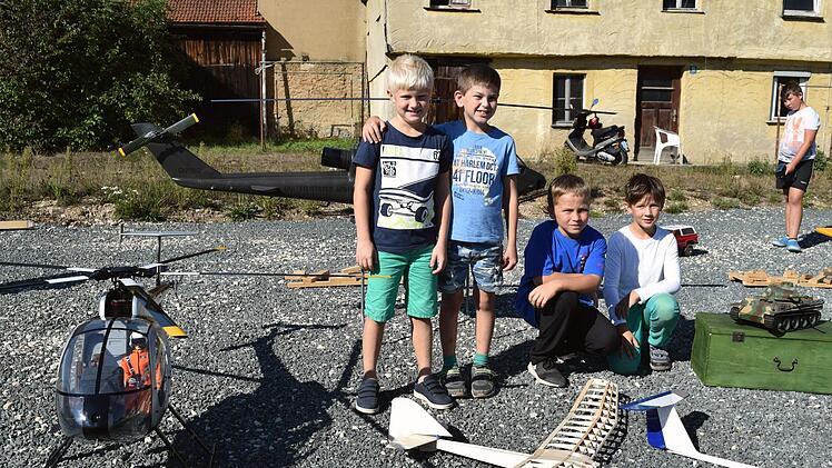 Auch Modell-Flugzeugbau war ein Angebot f&uuml;r die Kinder bei diesem Fest.
