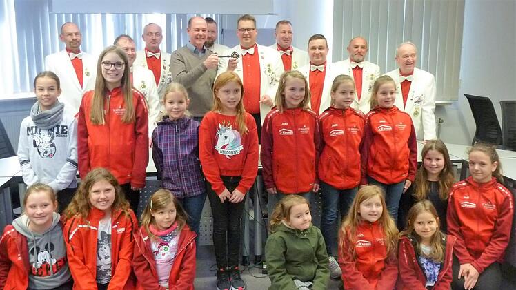 Schl&uuml;ssel&uuml;bergabe von Besenbinder-Pr&auml;sident Thorsten Ott an den Zweiten B&uuml;rgermeister Harald Rotschka. Die erfolgreiche Tanzjugend war auch dabei.    Foto: Thomas Sch&ouml;bel