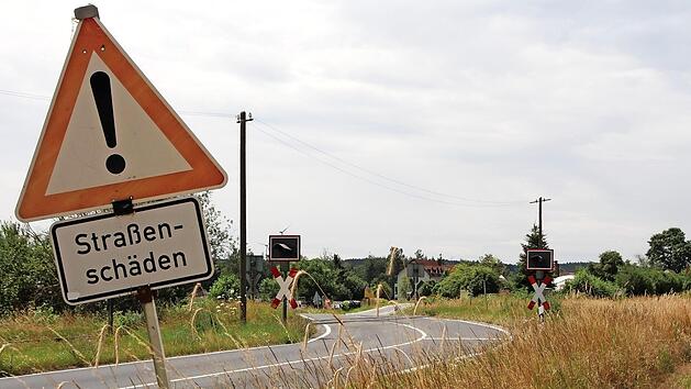 Damit dieses Schild bald nicht mehr dort stehen muss, wird der Bahn&uuml;bergang erneuert.  Foto: Niklas Schmitt
