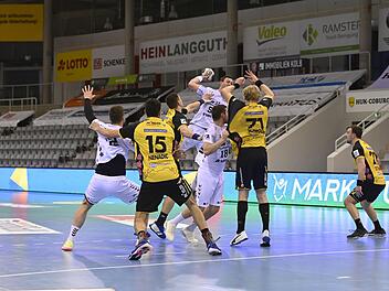 Obwohl die HSC-Spieler (von links Nenadic, Zeman, Schröder) kräftig hinlangten, die Kieler Scharfschützen fand oft genug Lücken in der Coburger Deckung. In dieser Szene trifft Sander Sagosen.